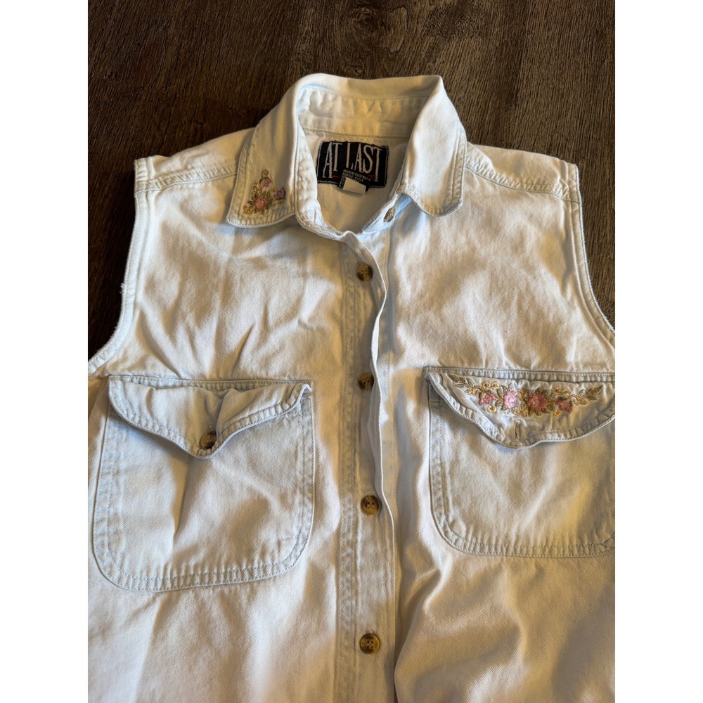 At Last New York Vintage Sleeveless Denim Shirt Floral Embroidered Light Wash S - Picture 2 of 4